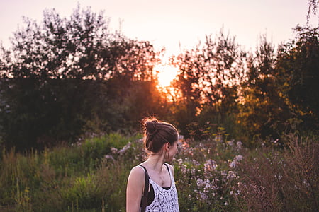 woman looking backward thumbnail