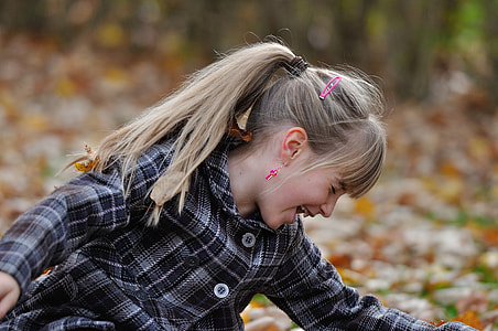 shallow focus photography of girl laughing during daytime thumbnail