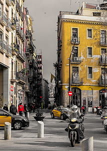 selective-color of yellow building thumbnail