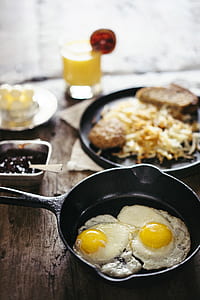 sunny side up egg on black frying pan thumbnail