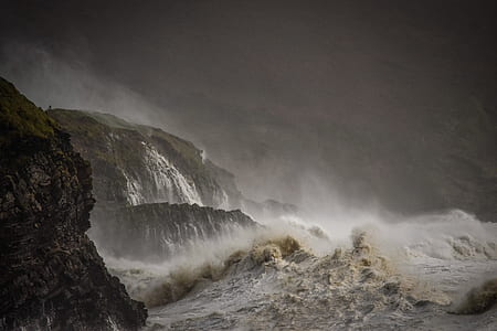ocean wave towards rock hill thumbnail