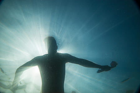 man diving under sea thumbnail