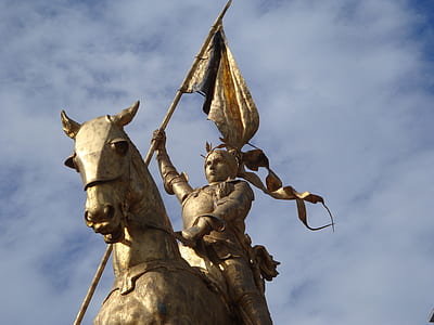 person riding horse statue thumbnail