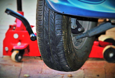 closeup photo of vehicle trie thumbnail