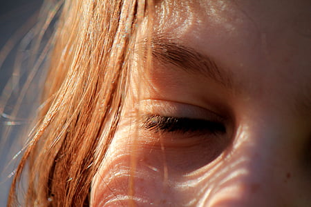 woman's right eye thumbnail