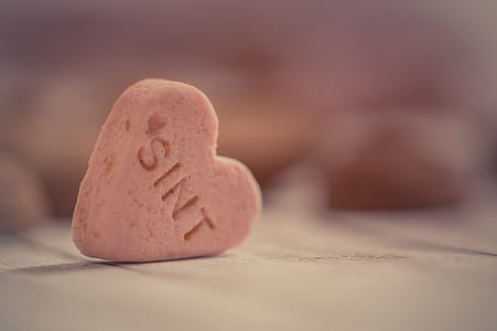 heart-shaped pink Sint tablet thumbnail