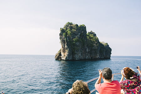 people looking at rocky island thumbnail