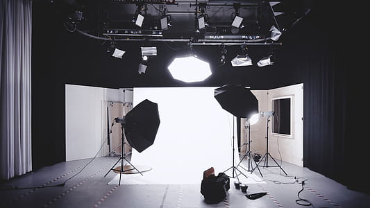 photo displays studio in front with softboxes thumbnail