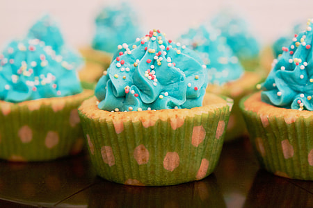green-and-blue cupcake set thumbnail