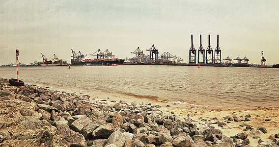 ships on body of water thumbnail