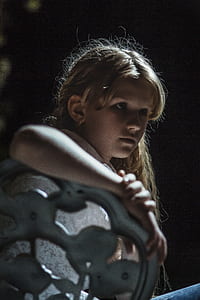 shallow focus photography of girl thumbnail