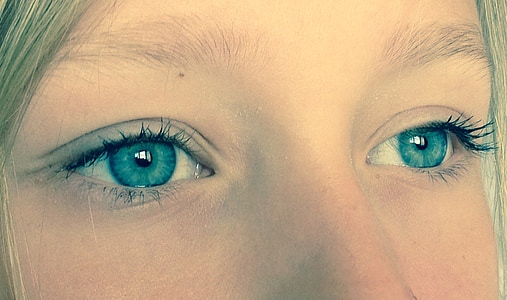 closeup photo of woman with green eyes thumbnail