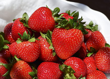 strawberries on plate thumbnail
