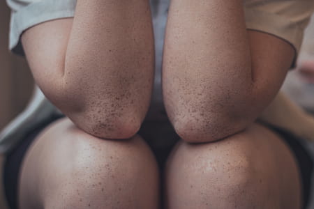 close-up photography of person wearing beige t-shirt thumbnail