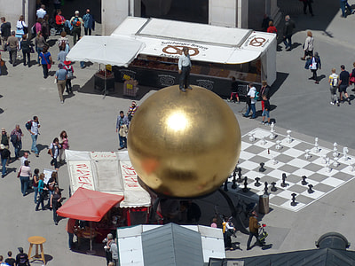 Kapitelplatz, Balkenhol Mozartkugel thumbnail