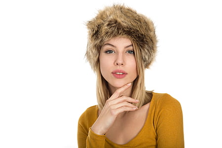 woman wearing brown hat thumbnail