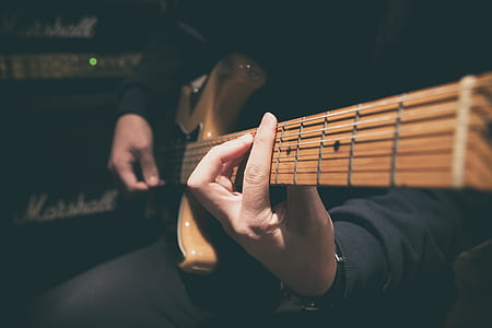 man playing electric guitart thumbnail