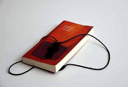 necklace on book thumbnail