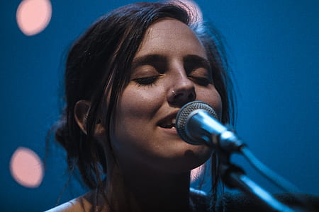 woman singing thumbnail