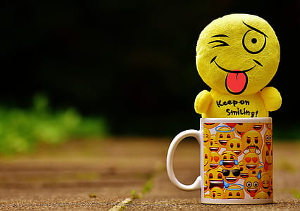 yellow emoticon inside mug thumbnail