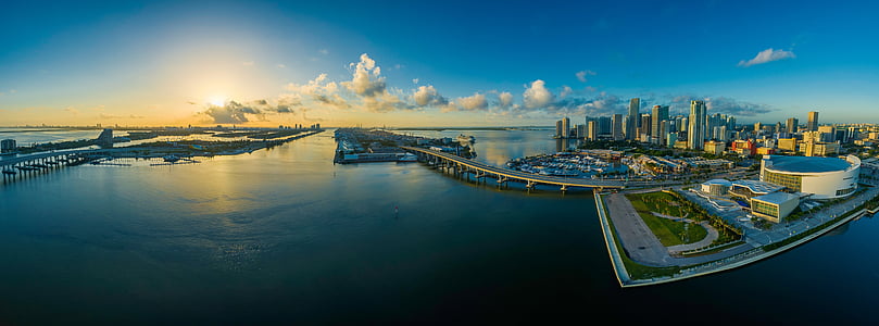 panorama photography of city thumbnail