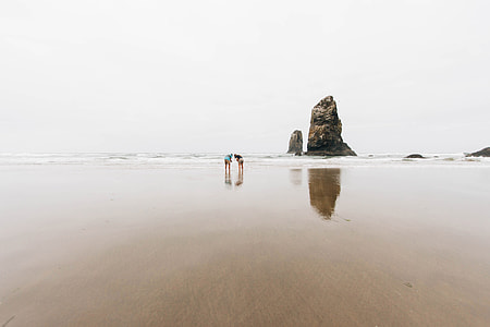 Two people on the beach in Oregon thumbnail