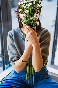 woman holding a bouquet of white flower thumbnail