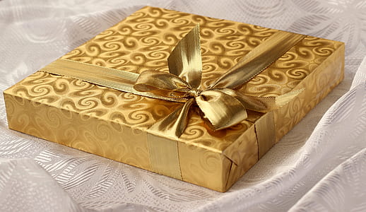 square gold present on white floral sheets thumbnail