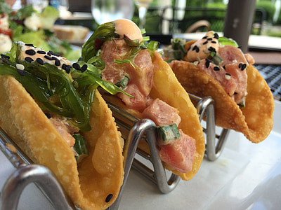 raw meat with lettuce and black sesame seeds tacos thumbnail