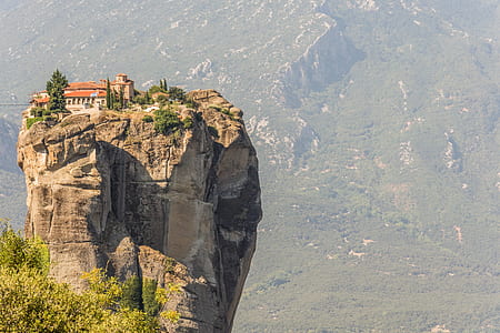 house on top of cliff thumbnail