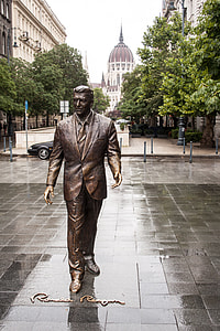 Ronald Reagan Statue in Budapest, Hungary thumbnail