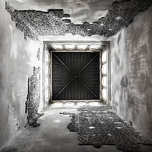worm eye view photo ceiling thumbnail