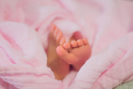 shallow focus photography of baby thumbnail