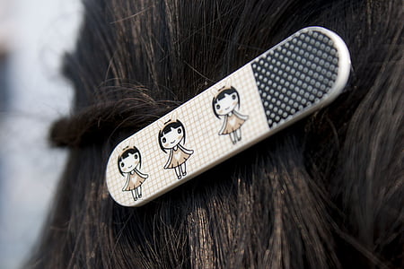 selective focus photography of hair clip thumbnail