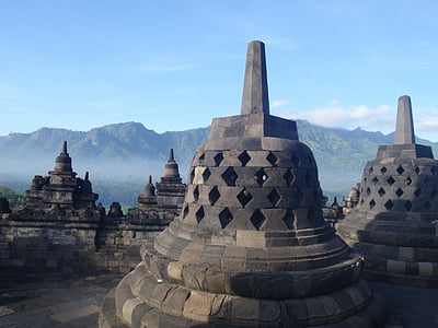 gray concrete statues thumbnail