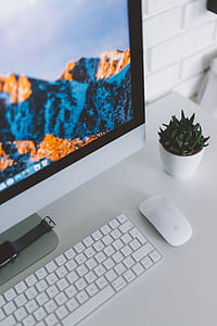 turned-on silver iMac with Magic keyboard and mouse thumbnail