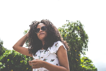 woman holding head thumbnail