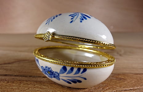 opened white and blue floral case thumbnail