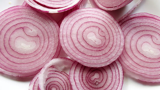focus photography of sliced red onions thumbnail