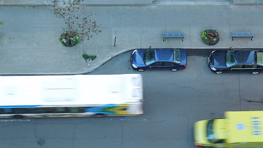 bus on street thumbnail