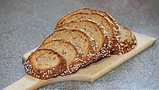 bread on the chopping board thumbnail