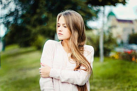 woman wearing gray sweatshirt thumbnail