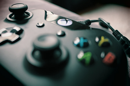 closeup photography of Xbox One game controller thumbnail