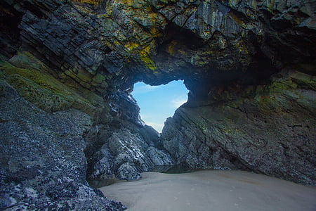 island rock with holse thumbnail