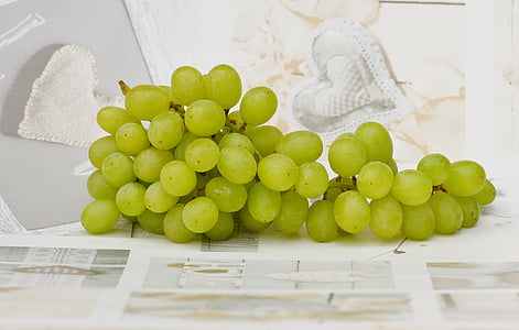 bunch of white grapes thumbnail