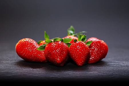 close-up photography of strawberry fruits thumbnail