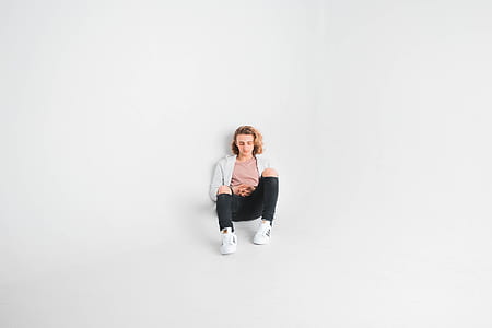 woman in white background thumbnail