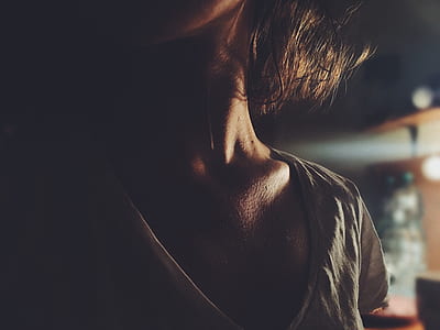 closeup photo of woman wearing scoop-neck top thumbnail