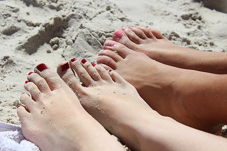 red nail polish thumbnail