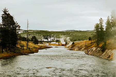 river in between land thumbnail